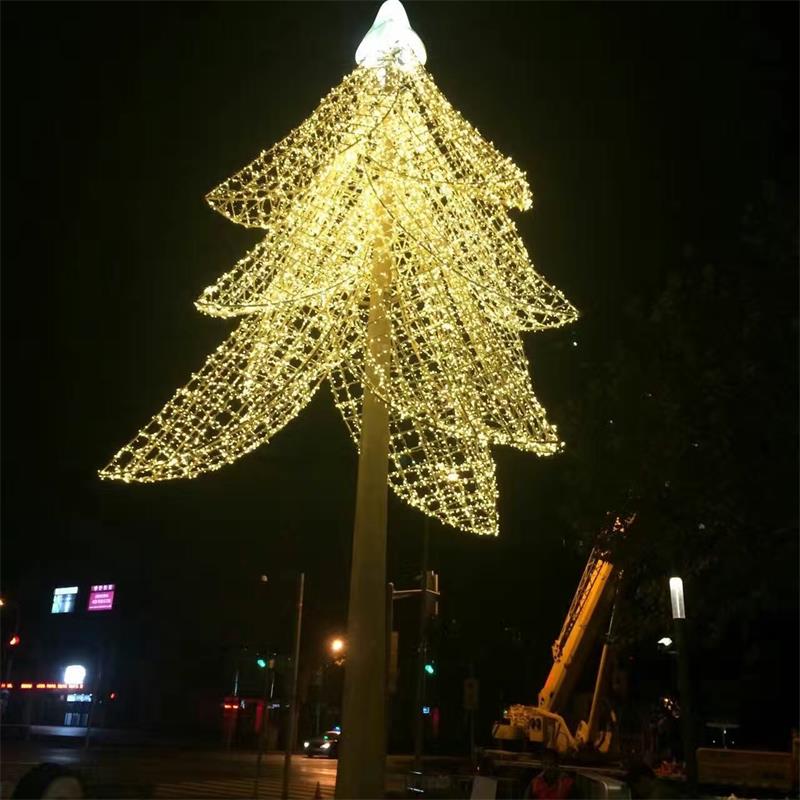 Giant lighting tree for outdoor commercial display